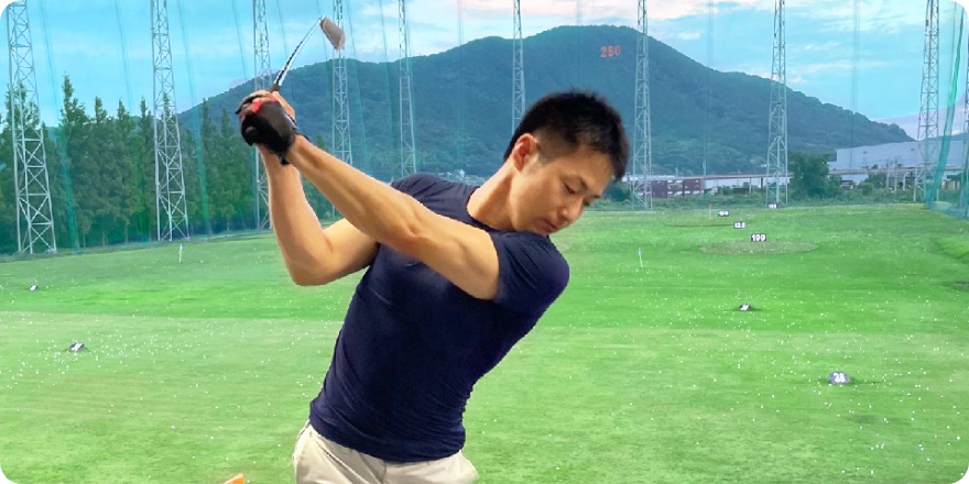 ゴルフの打ちっぱなしで練習をする堅田三郎氏
