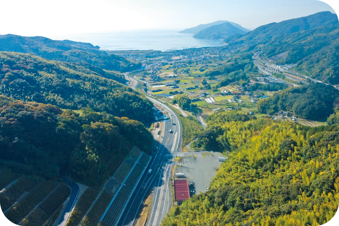 防府市の幹線道路が見える航空写真